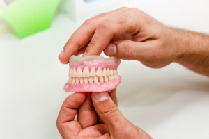 Basta dentiere mobili ormai obsolete: ecco l&rsquo;alternativa